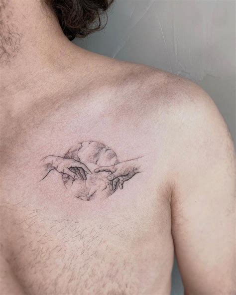 Ideas de tatuajes en el pecho para hombres y mujeres